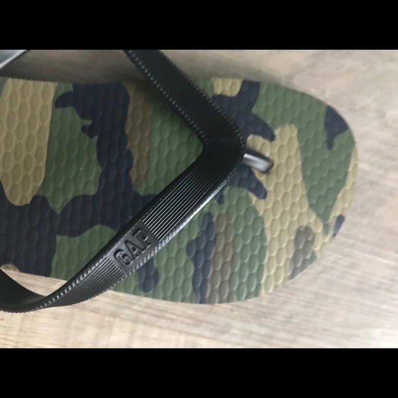 New Gap camo print green and black flip flops - Picture 2 of 4